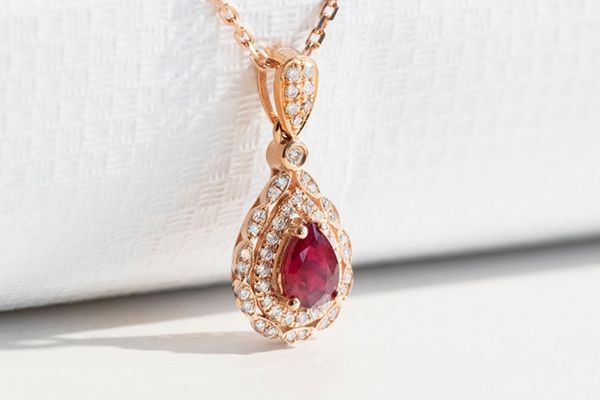 Rubínový náhrdelník s diamanty