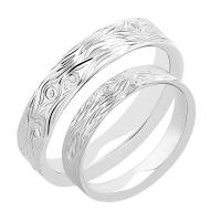 Platinové snubní prsteny s ruční rytinou motivu dřeva a diamanty Dyanna