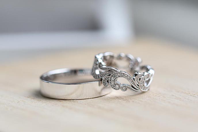 Okouzlující vintage věčný prsten z bílého zlata s diamanty a plochým pánským snubním prstenem